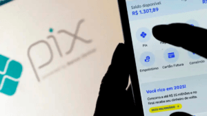 Imagem de uma pessoa acessando um aplicativo do banco