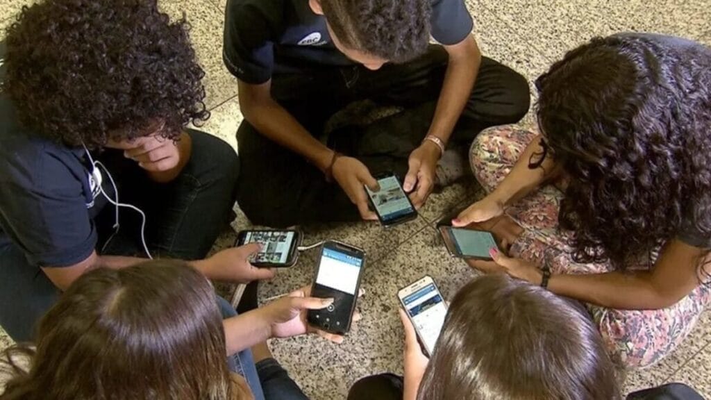 Petição contra veto a celular nas escolas atinge 1,5 milhão de assinaturas em uma semana