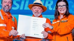 Lula ao lado da presidente da Petrobras, Magda Chambriard (Foto: Divulgação)