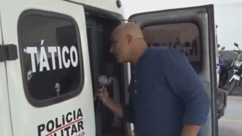 Preso solta pum na cara de repórter e vídeo viraliza; assista
