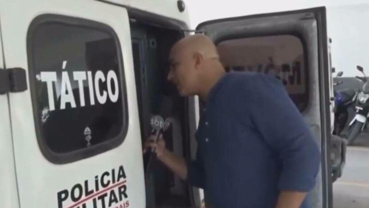 Preso solta pum na cara de repórter e vídeo viraliza; assista