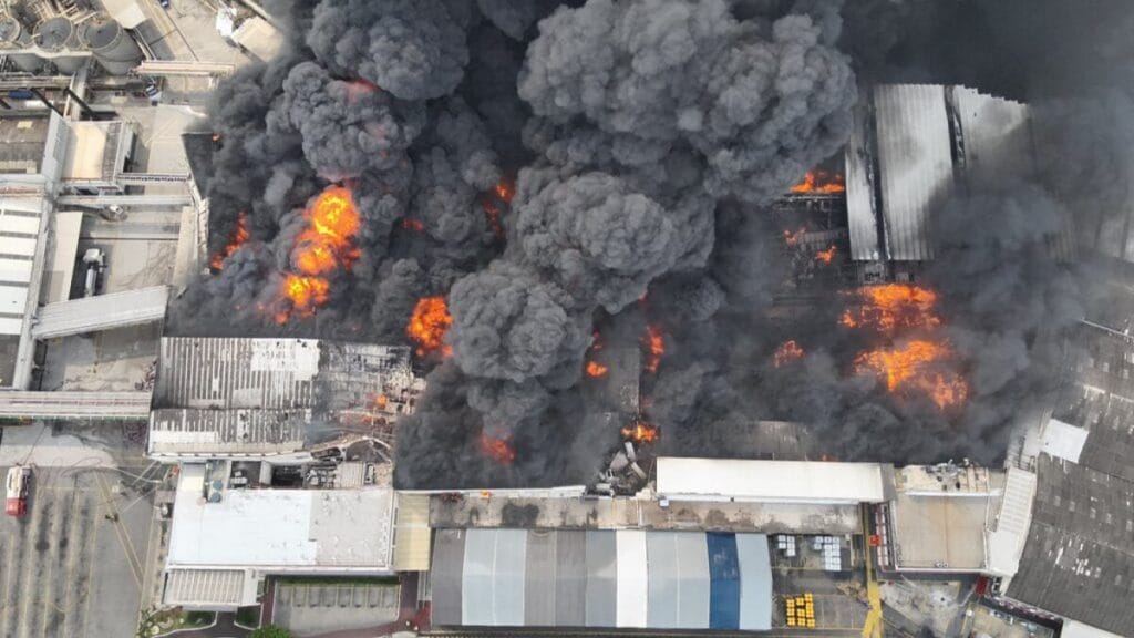 RJ: Bombeiros combatem incêndio de grande proporção na Ilha do Governador