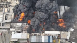 RJ: Bombeiros combatem incêndio de grande proporção na Ilha do Governador