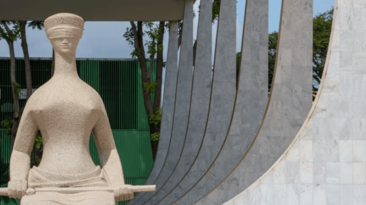 Imagem da estátua da Justiça em frente ao STF