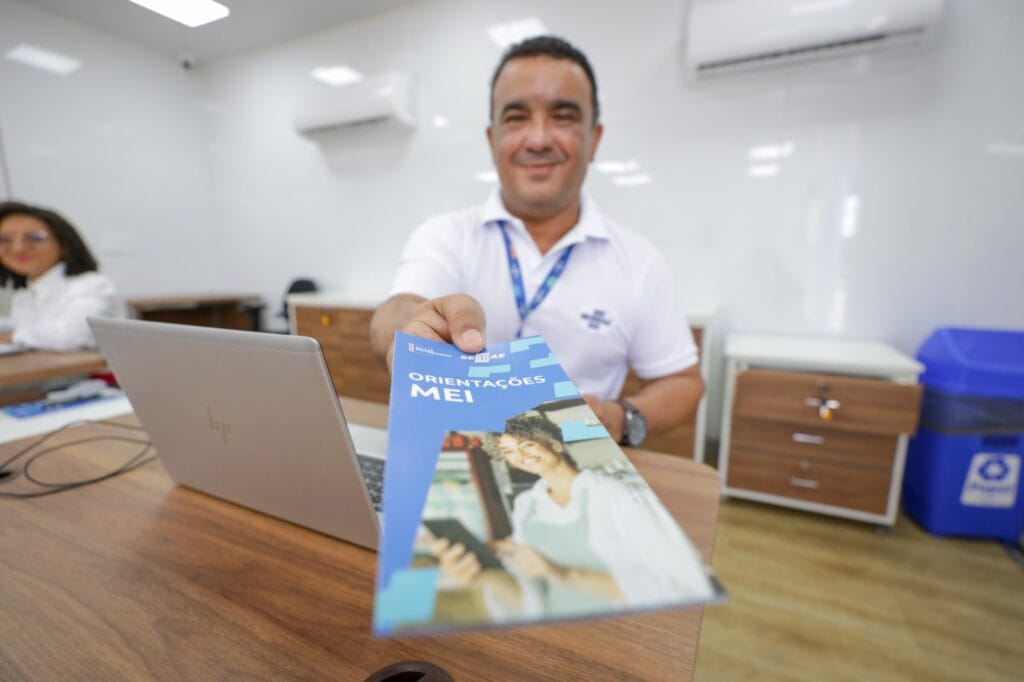 Unidade móvel do Sebrae-DF auxilia comerciantes da Rodoviária do Plano Piloto a se formalizarem