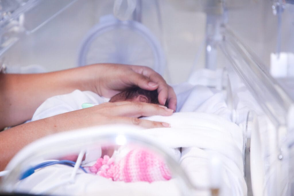 Abertas vagas para a contratação de 200 médicos generalistas e 50 neonatologistas