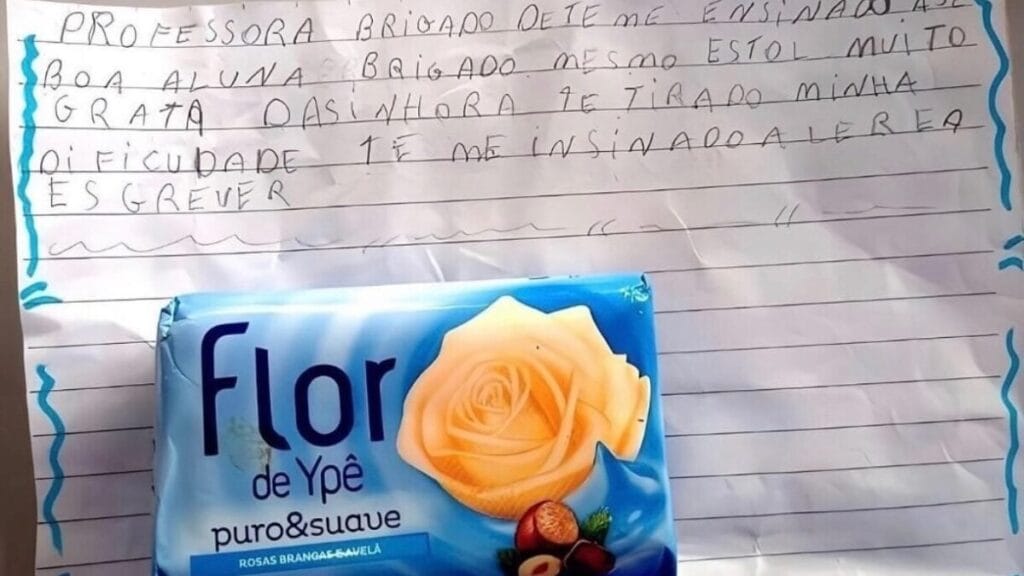 Aluna presenteia professora com sabonete por tê-la ensinado a ler e escrever