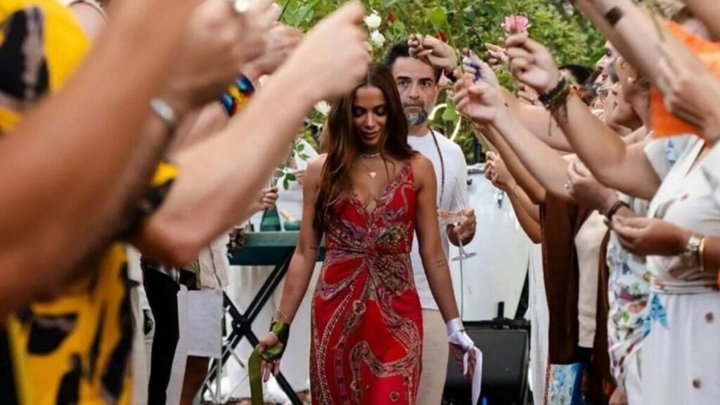 Anitta vira piada após festa de aniversário zen: “Fingindo namastê”