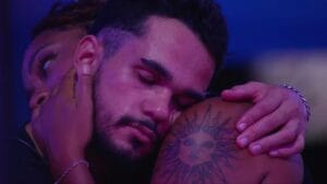 BBB 25: Beijo entre Thamiris e João Gabriel gera polêmica, e web lembra affair do goiano fora da casa Os dois participantes dormiram juntos