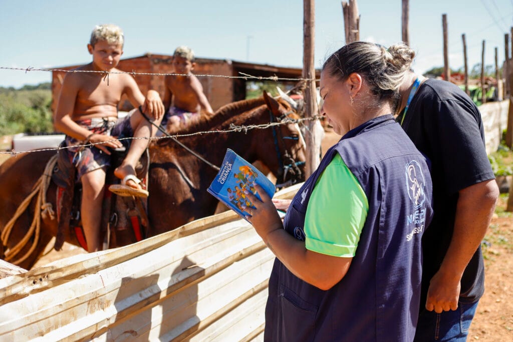 Carro da Vacina percorre o Sol Nascente e atrai a população