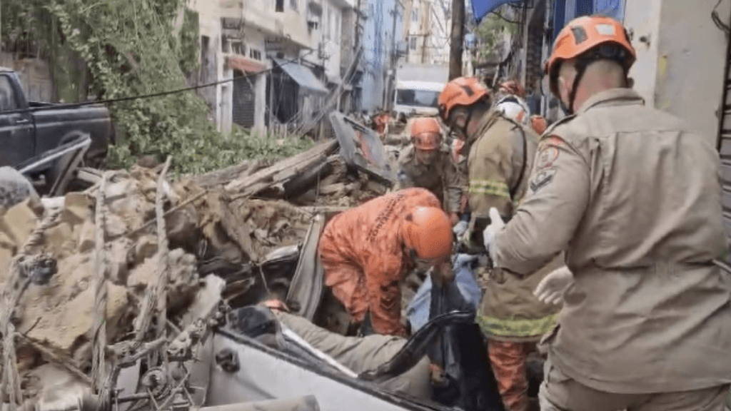Casarão desaba no centro do Rio; uma pessoa morreu