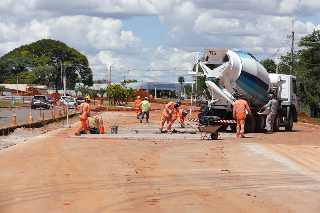 Concretagem em pavimento rígido leva mais conforto e segurança para condutores e durabilidade às vias do DF