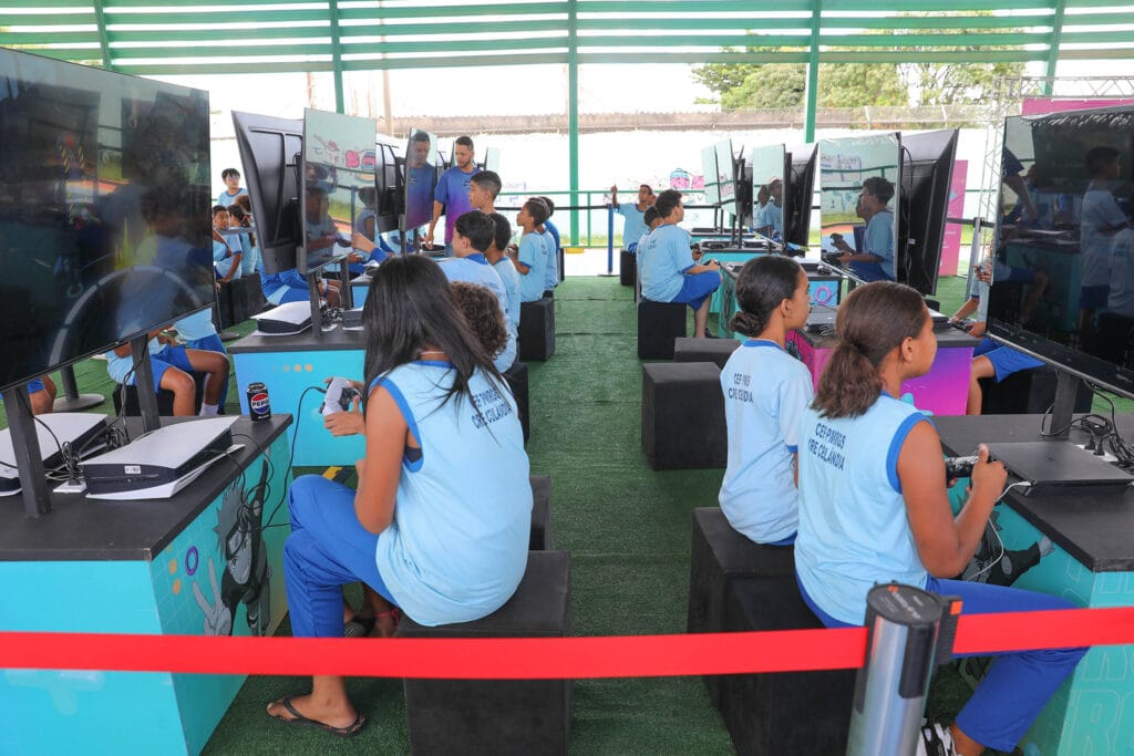 Cyber Arena leva videogames de última geração a alunos da rede pública em Ceilândia
