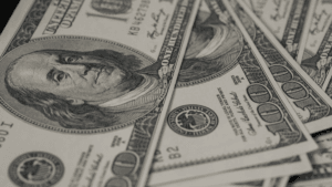 Dólar fecha a R$ 5,648, menor nível em 5 meses, com manutenção de juros nos EUA; Bolsa sobe