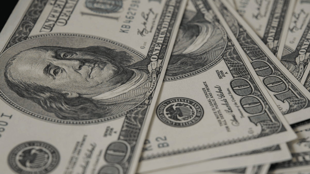 Dólar fecha a R$ 5,648, menor nível em 5 meses, com manutenção de juros nos EUA; Bolsa sobe
