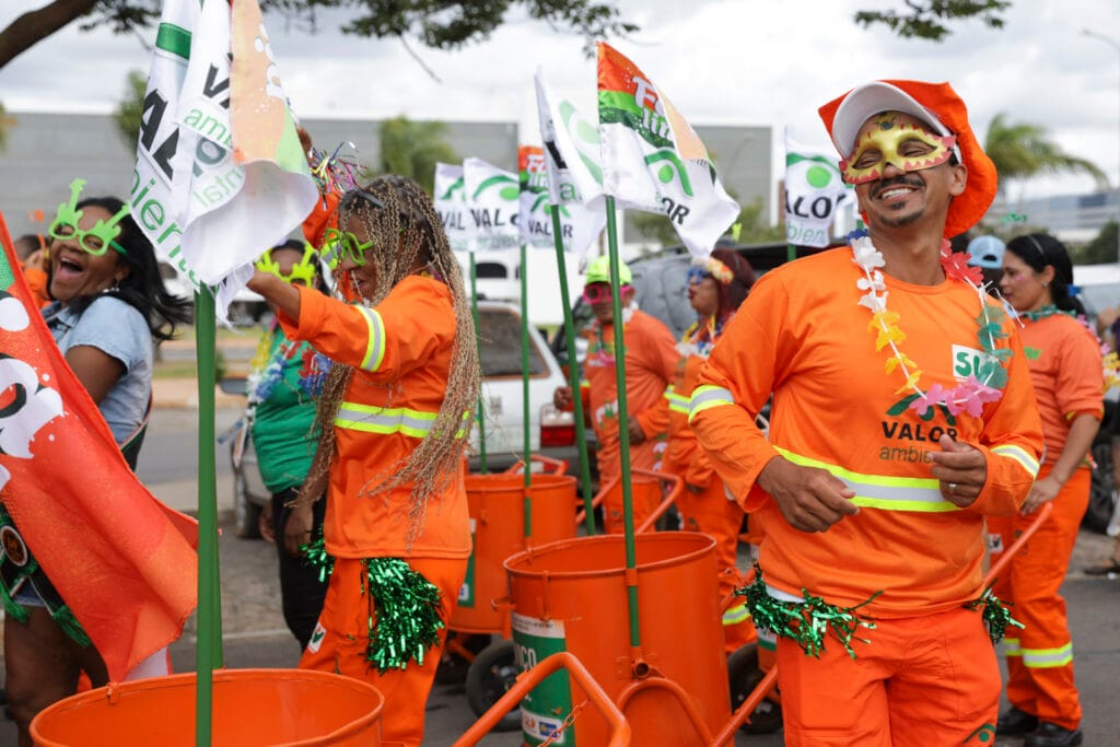 Em dia de folga, garis caem na folia no bloco Vassourinhas de Brasília