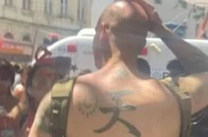 Estrangeiro é agredido em bloco do Rio por suástica tatuada Homem exibia outros símbolos associados ao nazismo; Polícia não registrou confusão