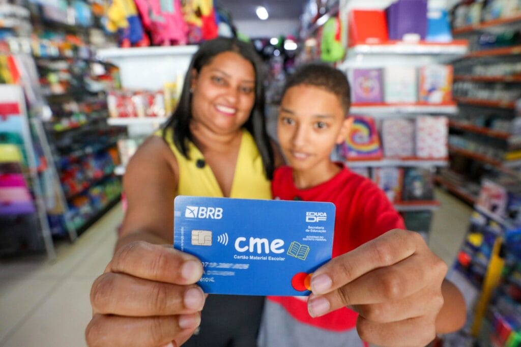 Governo do Distrito Federal paga terceiro lote do Cartão Material Escolar