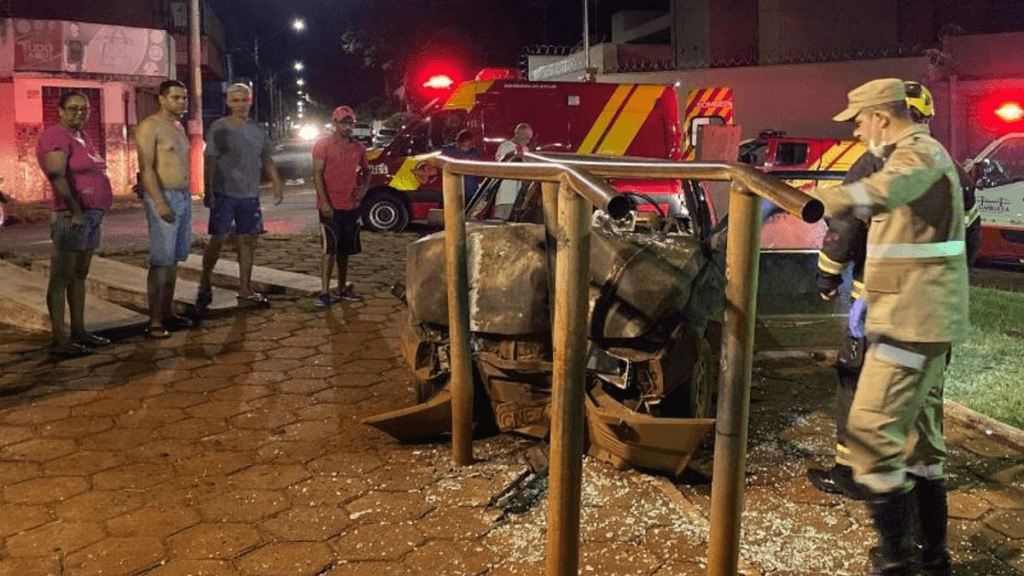 Homem escapa por pouco de ser atropelado por carro desgovernado em Itumbiara