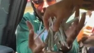 Influenciador distribui cigarros de maconha na rua e vídeo viraliza Internautas repercutiram a cena, alguns com inveja, outros condenando