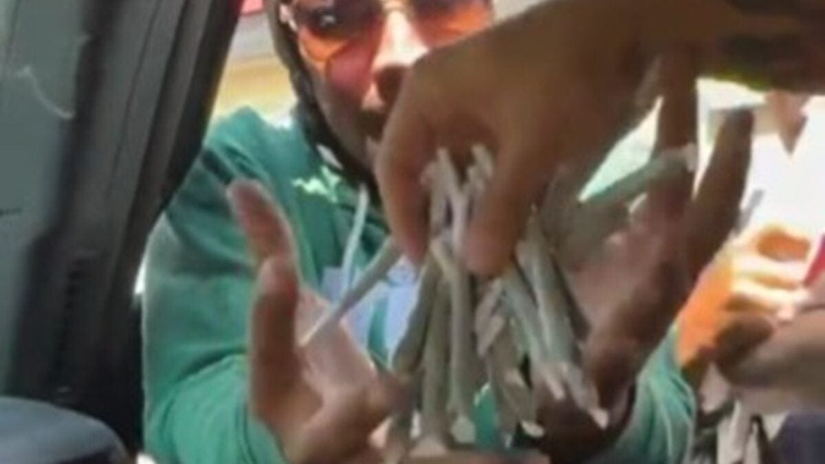 Influenciador distribui cigarros de maconha na rua e vídeo viraliza Internautas repercutiram a cena, alguns com inveja, outros condenando