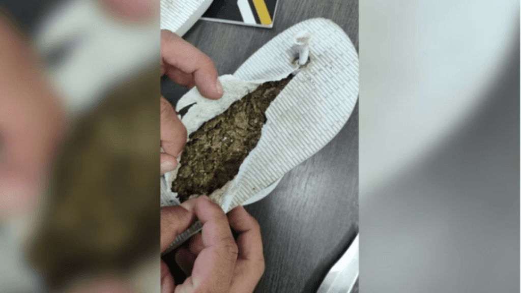Mãe tenta levar maconha escondida em chinelo para filho preso no DF