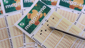 A imagem mostra gabaritos de apostas da Mega-Sena