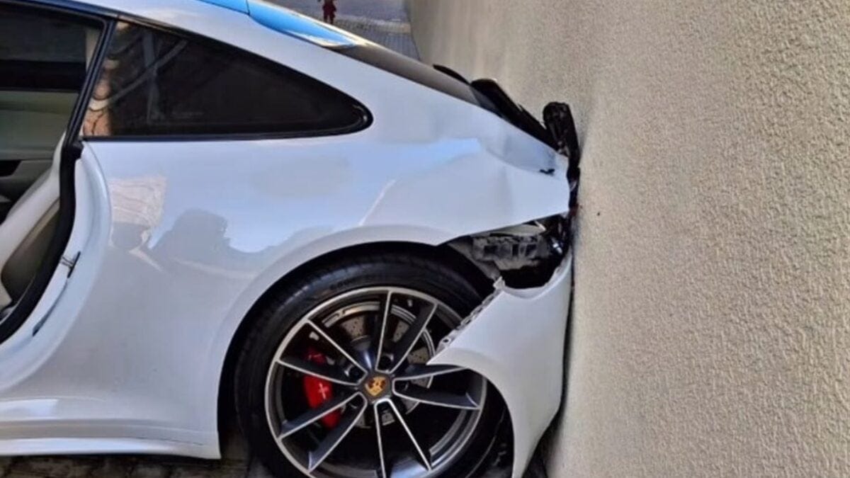 Menino de 9 anos dá ré em Porsche e bate em muro em SC; vídeo Carro de luxo pertence a um vizinho da criança