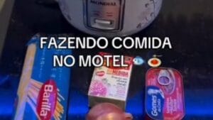 Mulher leva panela elétrica para motel, faz macarrão com sardinha vídeo Estudante de gastronomia diz ter nojo da comida servida em motéis