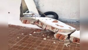 Mulher derruba muro da própria casa ao tentar estacionar (Foto: Reprodução)