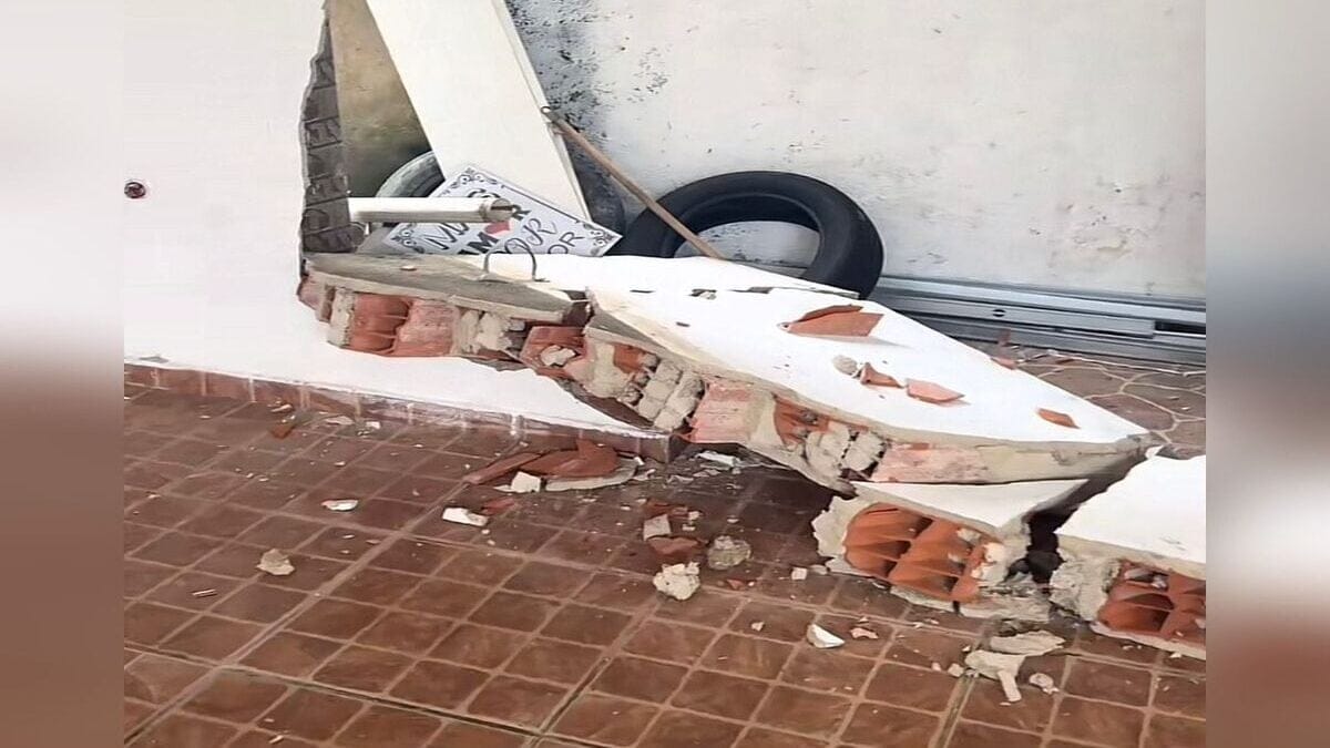 Mulher derruba muro da própria casa ao tentar estacionar (Foto: Reprodução)