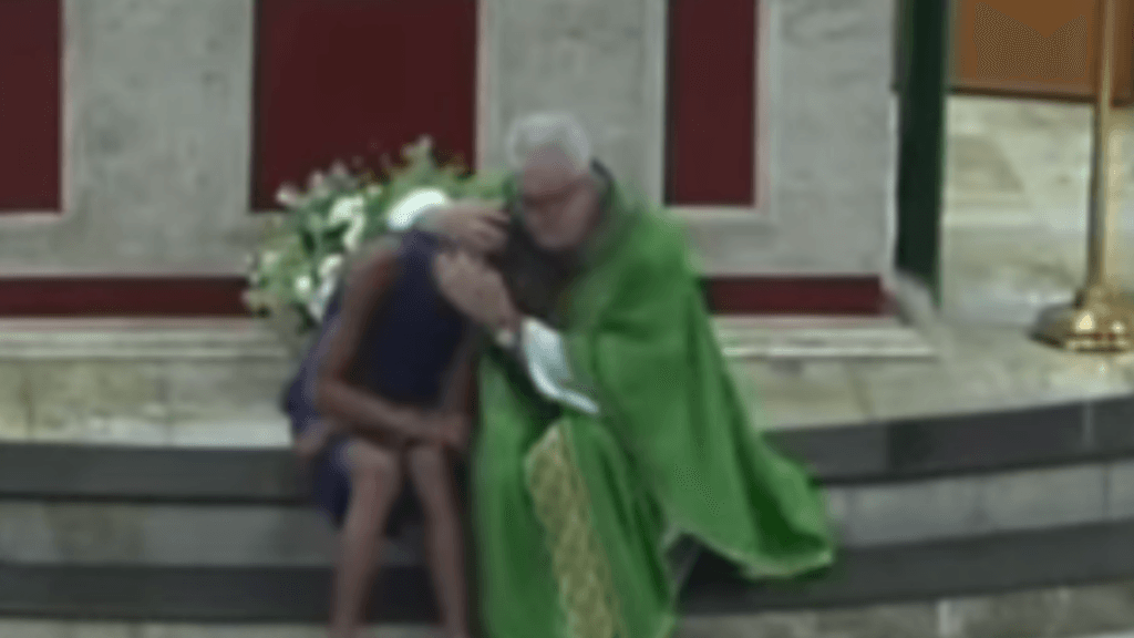Padre acolhe mulher em situação de rua e emociona fiéis; vídeo