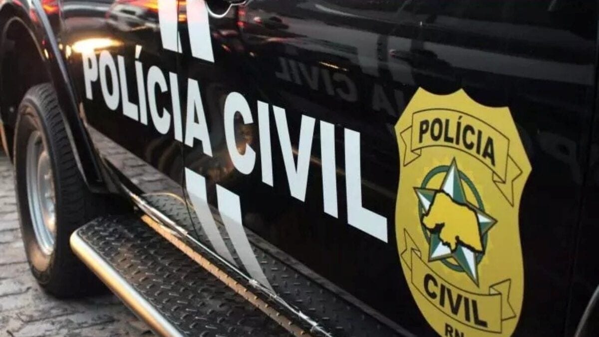 A imagem mostra a lateral de uma viatura da Polícia Civil