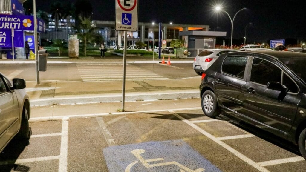 Projeto eleva multa para quem estaciona em vaga reservada para pessoa com deficiência