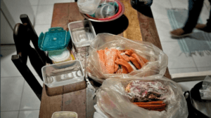 Comida japonesa imprópria para o consumo (Foto: Divulgação PCGO)