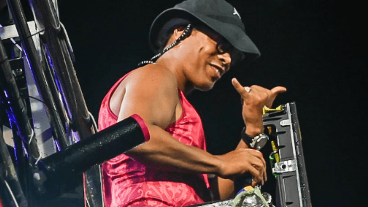 Ronaldinho Gaúcho no trio de Tierry no Circuito Barra Ondina em Salvador (Foto: Agnews)