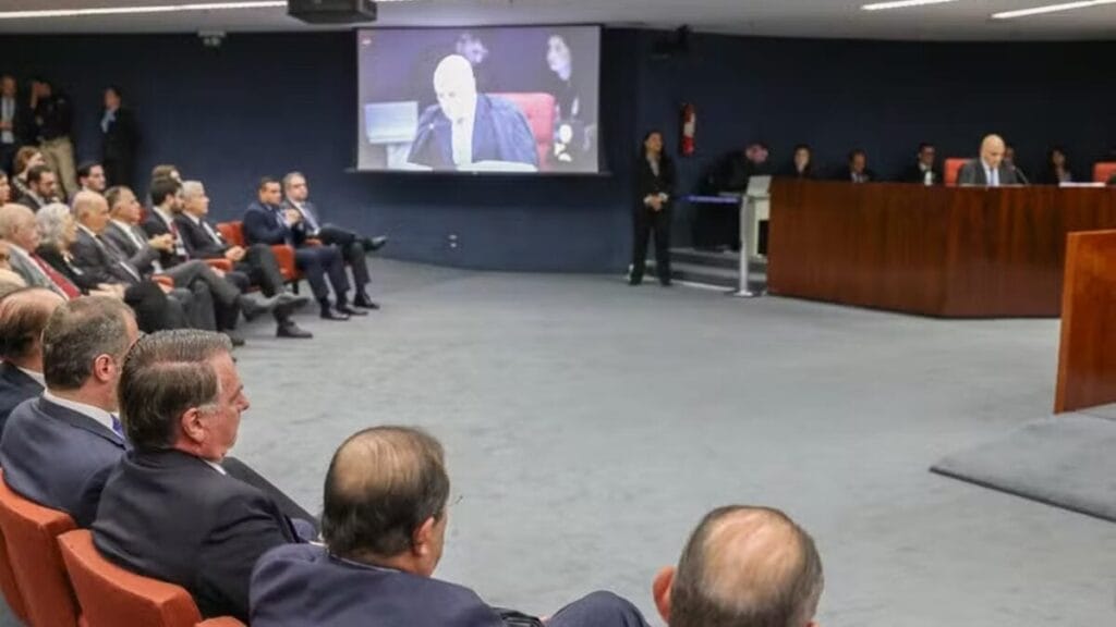 STF suspende julgamento sobre denúncia de golpe e retomará análise nesta quarta-feira