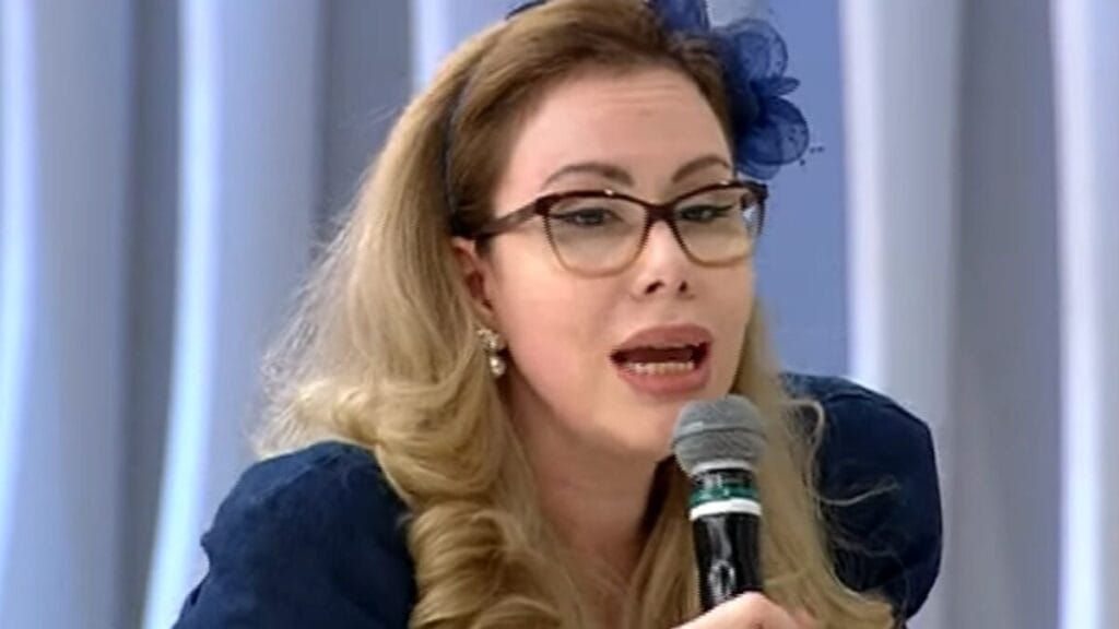 Sarah Sheeva diz que está há 24 anos sem beijo e sexo: ‘Normal’