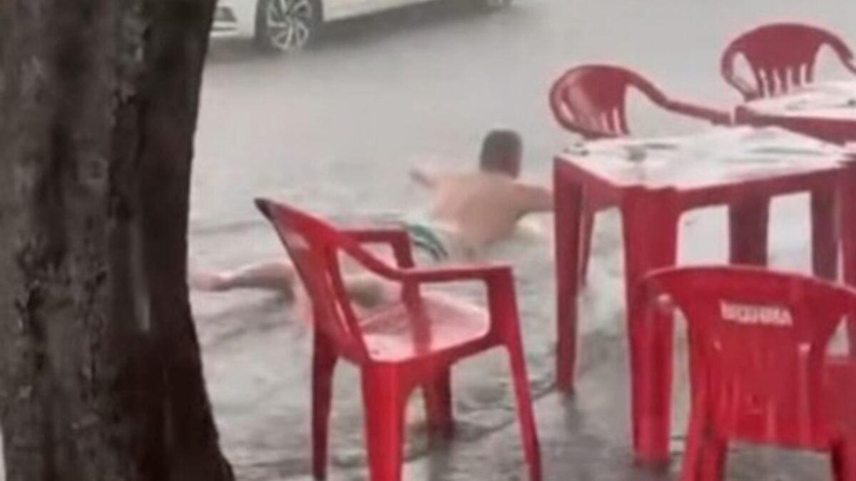 Chuva em Goiânia vira festa e homem brinca na enxurrada; assista ao vídeo Cena aconteceu no Setor Pedro Ludovico