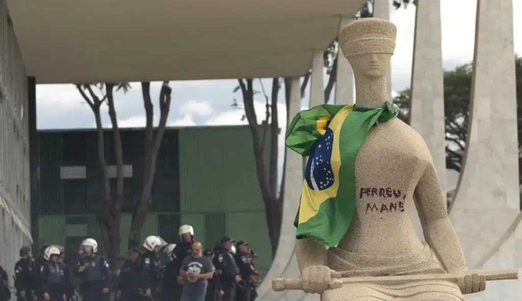 ‘Perdeu, mané’: Moraes vota para condenar mulher que pichou estátua da Justiça no STF