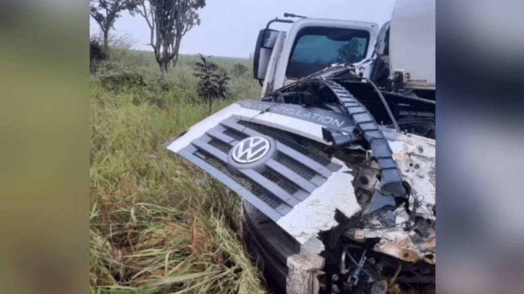 Acidente entre caminhão de ração e carreta mata motorista na BR-364, próximo a Mineiros