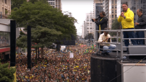 Bolsonaro abraça mãe de condenada e pede anistia a envolvidos nos ataques de 8 de janeiro em ato na Paulista