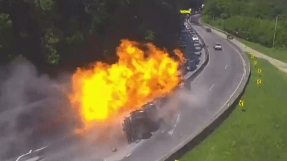 Caminhão tomba, explode na BR-101 e chamas destroem 24 veículos