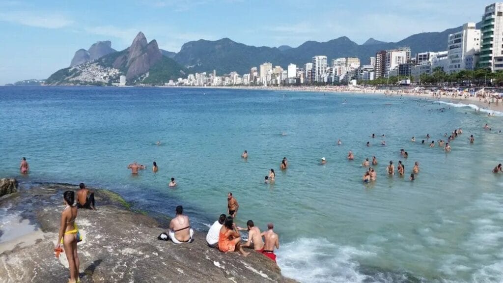 Jovem desaparece depois de entrar no mar no Arpoador, no RJ