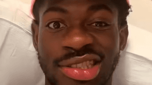 Lil Nas X é internado após ‘perder controle’ do lado direito do rosto