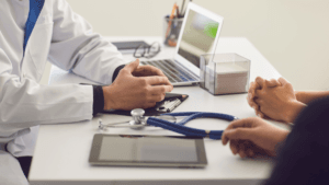 Imagem de um médico atendendo em consultório