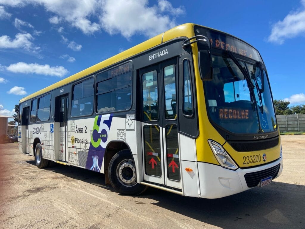 Ônibus do transporte público coletivo do DF são adesivados em homenagem aos 65 anos de Brasília