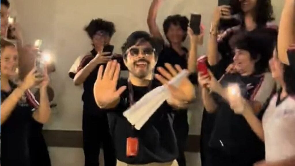 Professor dança Lady Gaga na sala de aula e vídeo viraliza