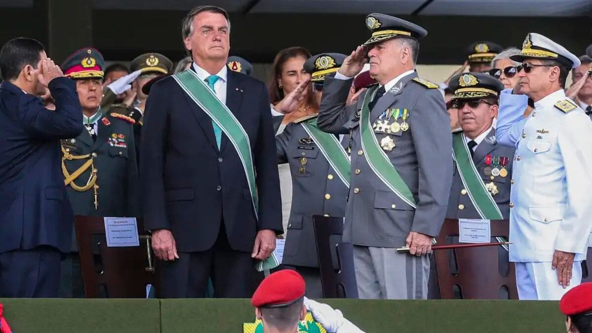 Bolsonaro ao lado de chefes das Forças Armadas (Foto: Agência Brasil)