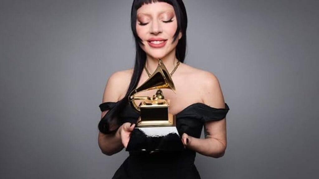 Bombeiros pedem que público não entre no mar